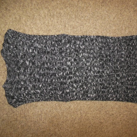 NWOT Express Small Black White Longer Back Tunic Sweater Sleeveless - Picture 3 of 3